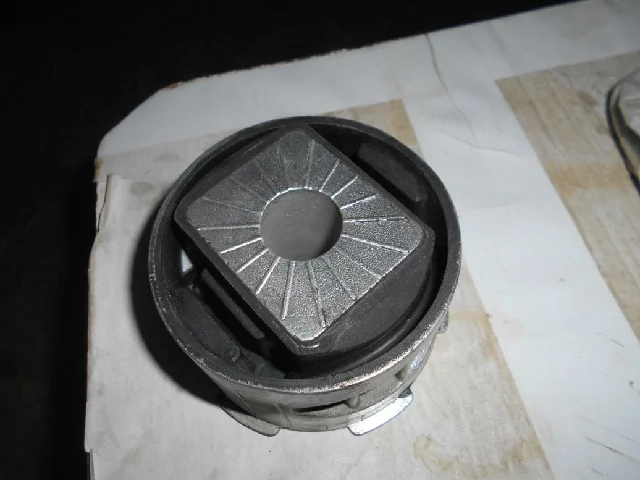 ПОДУШКА КУЗОВА, БАЛКИ VOLKSWAGEN TOUAREG 2003–2010